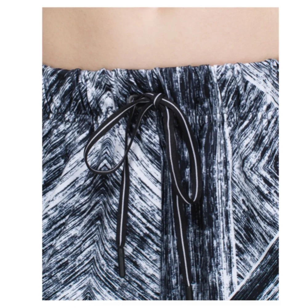 LULULEMON Jet Crop Full-On Luon Heat Wave White Black Size 6
